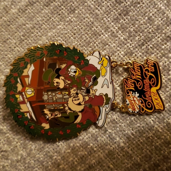Mickey's Very Merry Christmas Party 2002 Pin - Picture 1 of 2